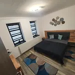 Solymos Apartmanhaz דירה Vamosatya
